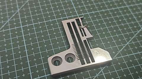 CHAPA DE AGUJA 4 HILOS OVERLOCK CILINDRICA 700K