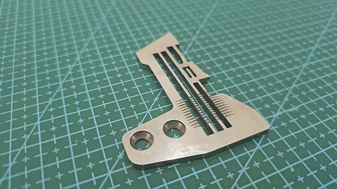 CHAPA DE AGUJA SIRUBA 4 HILOS 2X4