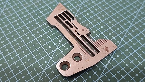 CHAPA AGUJA SIRUBA OVERLOCK 5 HILOS