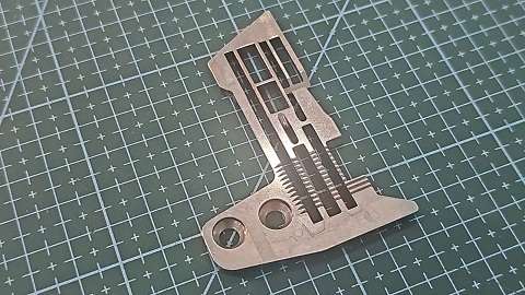 CHAPA DE AGUJA SIRUBA OVERLOCK PESADA