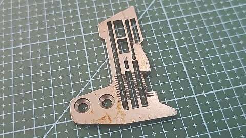 CHAPA DE AGUJA SIRUBA OVERLOCK PESADA