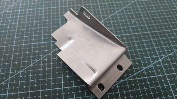 TAPA FRONTAL SIRUBA OVERLOCK IND 3 Y 4 HILOS