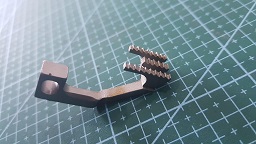 DIENTE JUKI DELANTERO OVERLOCK 5 HILOS M02516