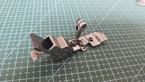 PRENSATELA APLICADOR DE GOMA OVERLOCK GOMA 10