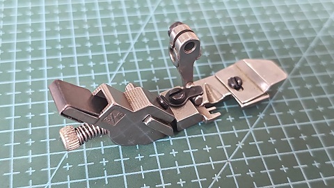 PRENSATELA APLICADOR DE GOMA OVERLOCK GOMA 5M