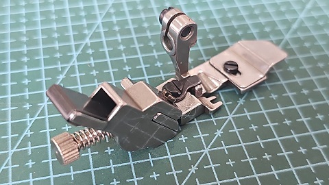 PRENSATELA APLICADOR DE GOMA OVERLOCK GOMA 7M