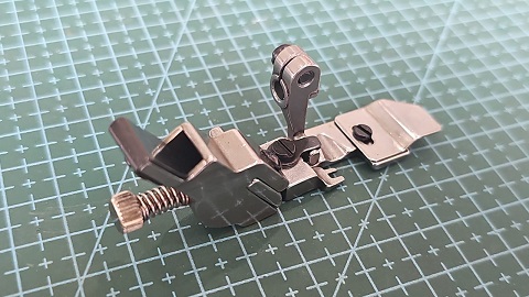 PRENSATELA APLICADOR DE GOMA OVERLOCK GOMA 8M