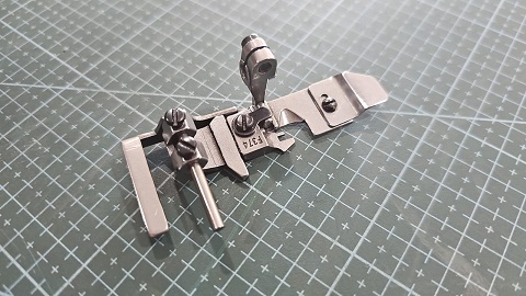 PRENSATELAS OVERLOCK CON GUIA PARA CUELLO REMERAS