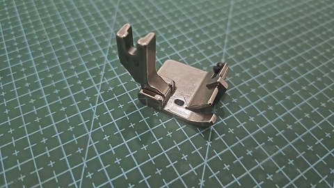 PRENSATELAS RECTA CON GUIA MOVIL ESPECIAL