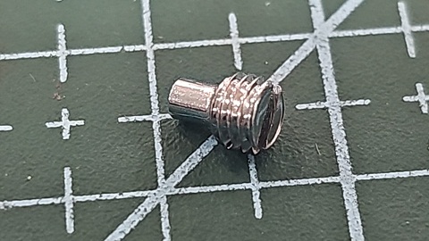 TORNILLO APRETADOR DE AGUJA BORDADORA