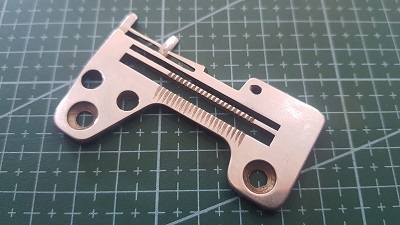 CHAPA DE AGUJA JUKI 2504 PARA FESTON  1.6MM