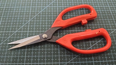 TIJERA DE ASEO MEDIANA RED FISH