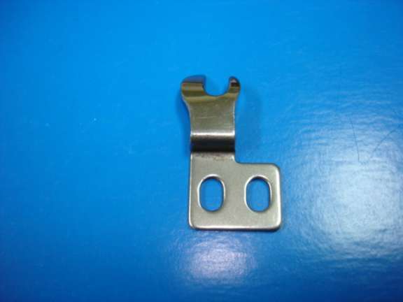 TRAVA DE LANZADERA OJALADORA BROTHER/TYPICAL