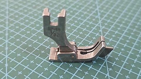 PRENSATELAS RECTA  CON GUIA 1/32