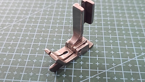 PRENSATELAS RECTA CON GUIA 1/8