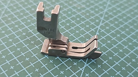 PRENSATELAS RECTA CON GUIA IZQUIERDA 1/8