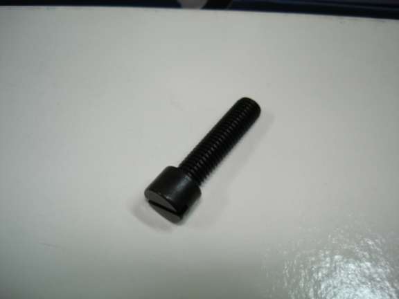 TORNILLO JUKI BOTONERA 15/64-28 L: 23.5