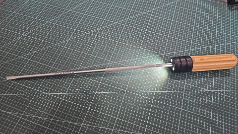 DESTORNILLADOR PLANO MANGO DE MADERA CON LED