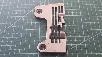 CHAPA AGUJA BROTHER OVERLOCK 4 HILOS