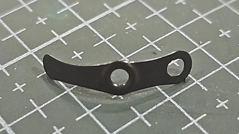 CHAPITA DEL PORTA BOBINA DOBLE AGUJA