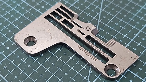 CHAPA DE AGUJA PEGASUS OVERLOCK