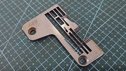 CHAPA DE AGUJA PEGASUS OVERLOCK U32/L32 (5X5)