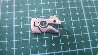 TRABA DEL PORTABOBINA SINGER 45751