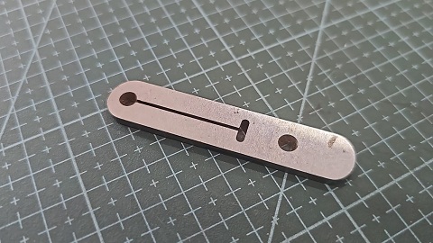 CHAPA DE AGUJA OJALADORA LARGA