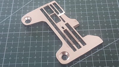 CHAPA AGUJA OVERLOCK PEGASUS EX / 5 HILOS