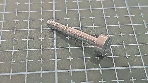TORNILLO DE LA TAPA SINGER 9/64-40 L=25