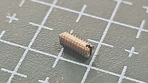 TORNILLO SINGER APRETADOR AGUJA OVERLOCK FAMILIAR