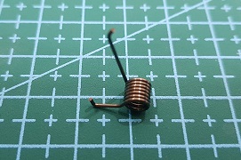 RESORTE DEL SPREADER LADO DERECHO JUKI MEB390