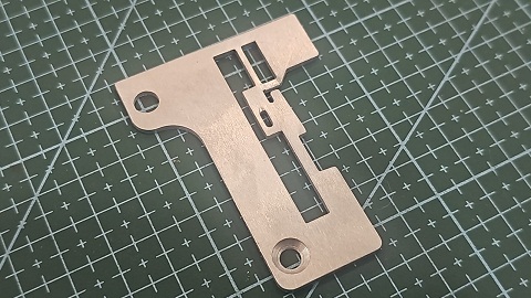 CHAPA DE AGUJA SINGER OVERLOCK FAMILIAR 14U