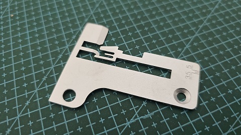 CHAPA DE AGUJA OVERLOCK FAMILIAR SINGER