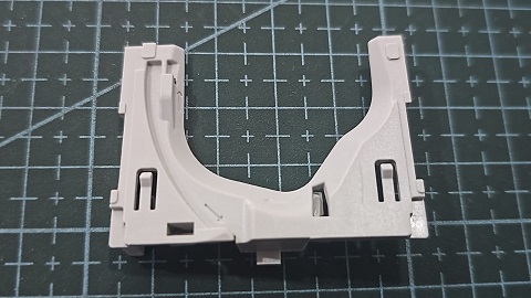  TAPA DEL PORTA BOBINA SINGER BORDADORA EM930