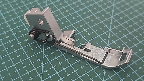 PRENSATELAS OVERLOCK FAM SINGER 4 HILOS