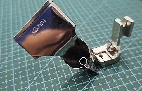 PRENSATELA RECTA CON DOBLADILLADOR Y VIVO 30M