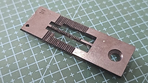 CHAPA AG JUKI LH515 1/4 DOBLE AG SIM BROTHER