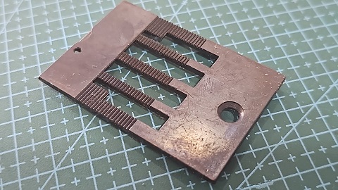 CHAPA AGUJA JUKI DOBLE AG 1-1/8