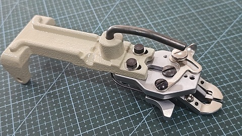 BRAZO SUJETADOR JUKI BOTONERA COMPLET MB372/3