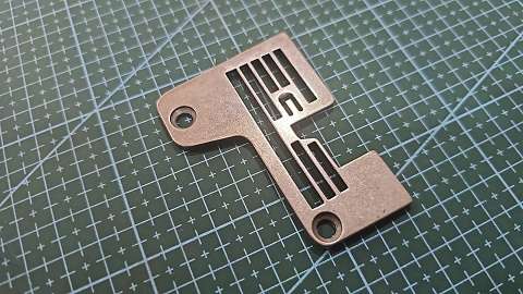 CHAPA DE AGUJA OVERLOCK COLLARETA