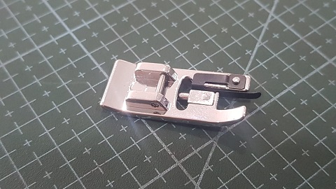 PRENSATELAS IMITACION DE OVERLOCK CON GUIA